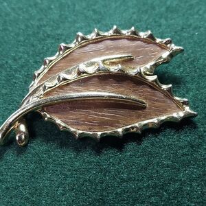 Sarah Coventry Pin Brooch Gold leaves with brown trim  2 1/4"
